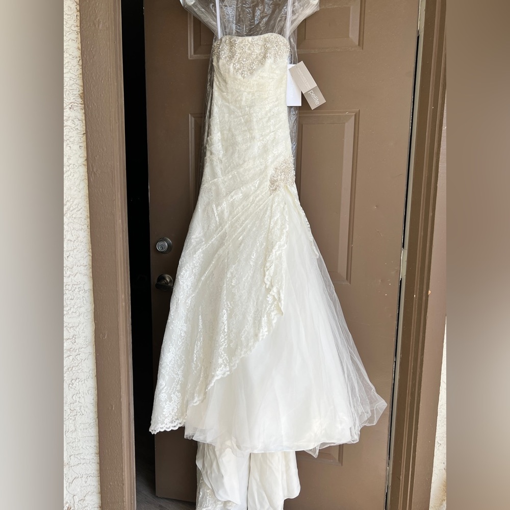 Ivory Wedding Dress Never Worn Perfect condition Size 0 Petite Lace & Train OTNW